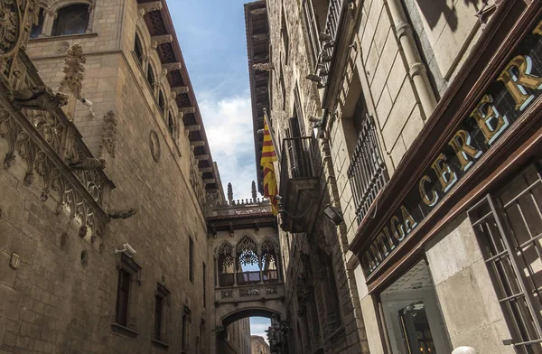 Pont del bisbe und enge straße im gotischen viertel von barcelona — Stockfoto