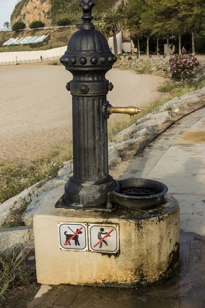 Um lugar para tirar água na praia — Fotografia de Stock