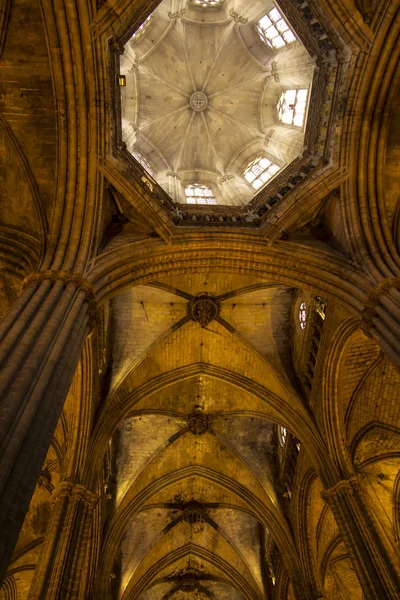 Barcelona, Hiszpania, 22 czerwca 2019: Wnętrze katedry sa — Zdjęcie stockowe