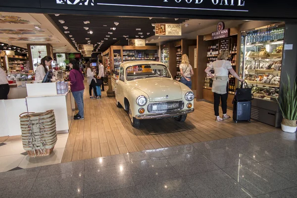 WARSAW, POLAND -21 JUNE 2019: Halls of the  Airport Okecie Warsa — Stock Photo, Image