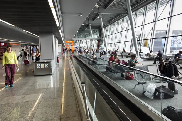 WARSAW, POLONIA - 21 DE JUNIO DE 2019: Salas del Aeropuerto Okecie Warsa —  Fotos de Stock