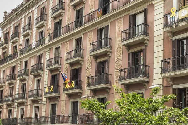 Erhebung eines Gebäudes in Barcelona in Katalonien mit Anzeichen von — Stockfoto
