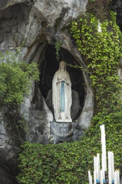 Immaculate Conception Bizim Lady Heykeli bir tespih ile