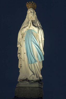 Karanlık çöktükten sonra Tertemiz Gebelik Hanımımızın Heykeli