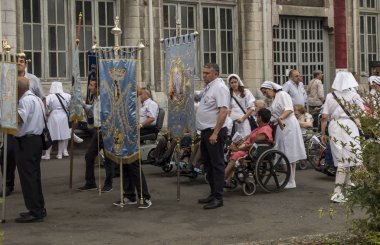 Lourdes, Fransa 24 Haziran 2019: Gönüllüler hasta olsun yardım t