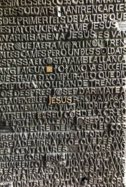Barselona, İspanya, 22 Haziran 2019: Antonio Gaudi tarafından tasarlanan Sagrada Familia Bazilikası'nın detayı - Katalanca üzerinde çeşitli yazıtlar ve beyaz lar ile dış kapı