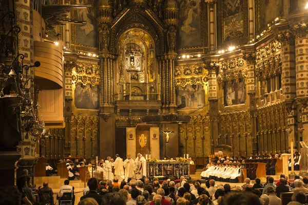 Montserrat, Espanha, 23 de junho de 2019: Interior da Basílica de Mo — Fotografia de Stock