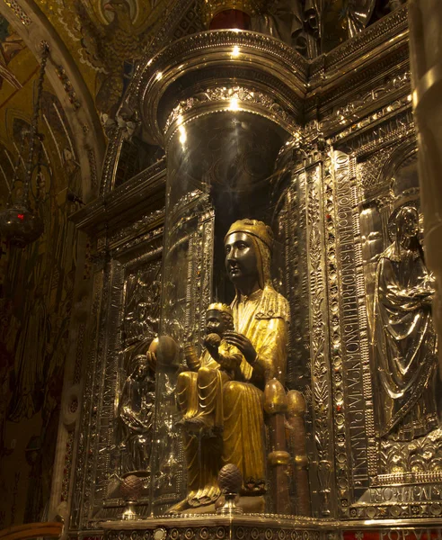 Montserrat, Espanha, 23 de junho de 2019: Estátua de Nossa Senhora de Montserr — Fotografia de Stock
