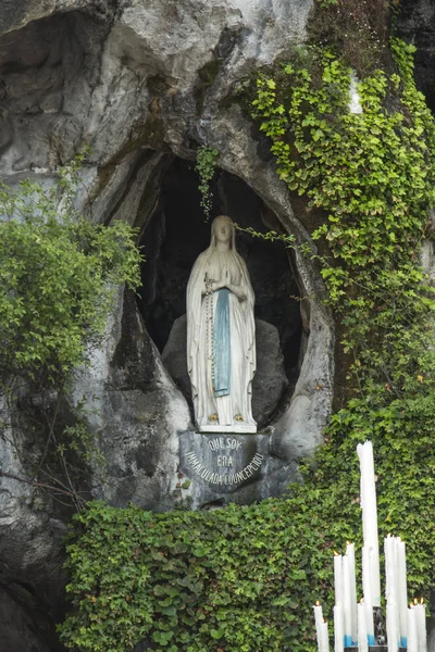 Statue of Our Lady of Immaculate Conception with a rosary in the — Stock Photo, Image