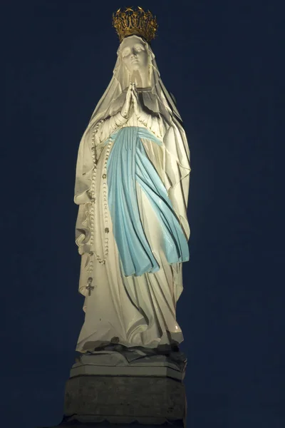 Pomnik Matki Bożej Niepokalanej poczęcia po zmroku przeciwko — Zdjęcie stockowe