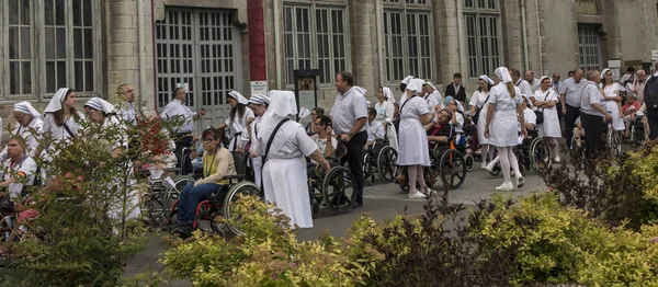 Lourdes, Fransa 24 Haziran 2019: Gönüllüler hasta olsun yardım t