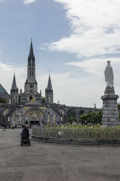 Uitzicht op de basiliek van onze-lieve-vrouw in Lourdes in Frankrijk — Stockfoto