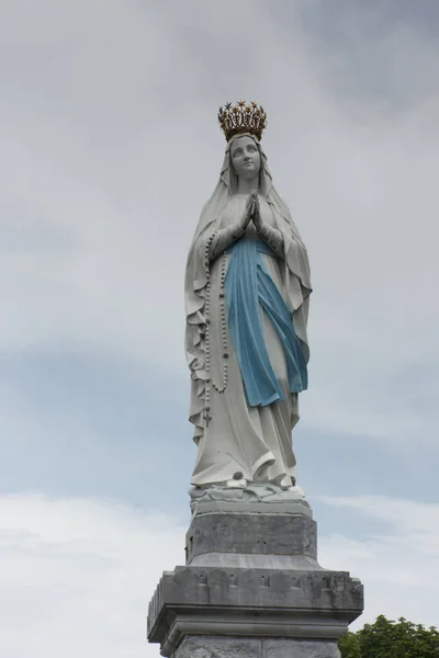 Standbeeld van onze lieve vrouw van de Onbevlekte Ontvangenis. Lourdes, Frankrijk, — Stockfoto