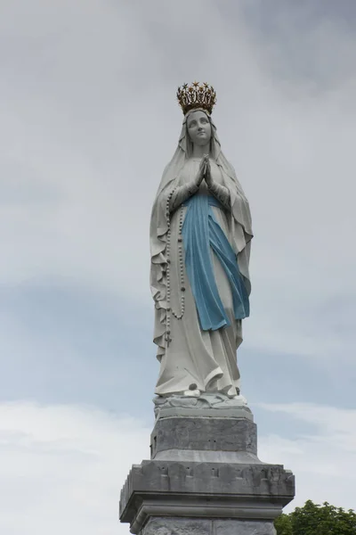 Statue unserer unbefleckten Empfängnis. lourdes, Frankreich, — Stockfoto