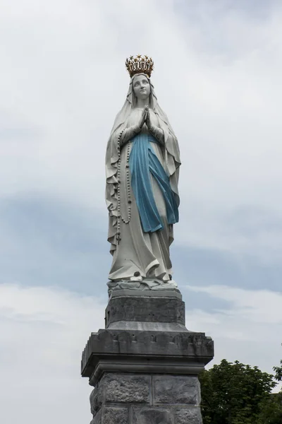 Statue unserer unbefleckten Empfängnis. lourdes, Frankreich, — Stockfoto