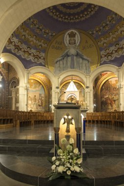 Lourdes, Fransa, 24 Haziran 2019: Tespih Bazilikası'nın İç, 