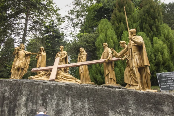 Lourdes, Frankrijk, juni 24 2019: weg van het Kruis van Jezus, fragme — Stockfoto