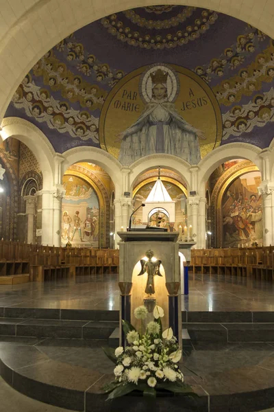Lourdes, Francie, 24. červen 2019: vnitřek baziliky Rosary, — Stock fotografie