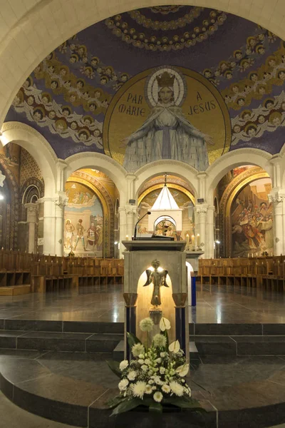 Lourdes, Frankrijk, 24 juni 2019: interieur van de rozenkrans basiliek, — Stockfoto