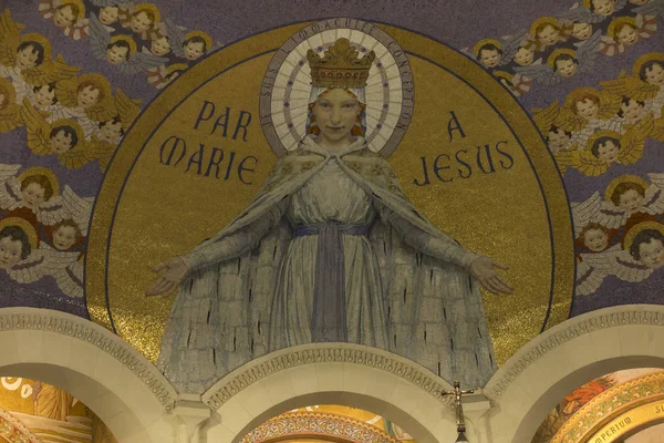 Lourdes, Francia, 24 de junio de 2019: Interior de la Basílica del Rosario , — Foto de Stock