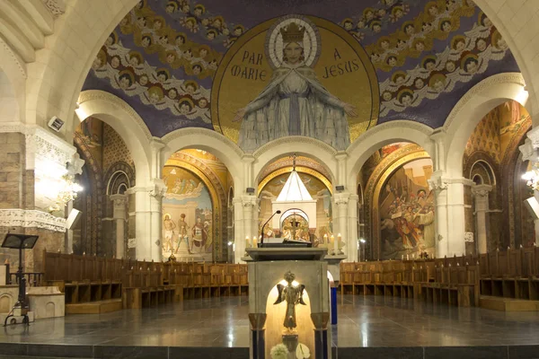 Lourdes, França, 24 de junho de 2019: Interior da Basílica do Rosário , — Fotografia de Stock