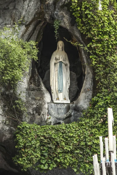 Socha Panny Marie Neposkvrněné početí s rosarníkem v — Stock fotografie