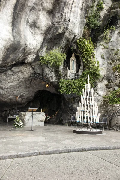 Estátua de Nossa Senhora da Imaculada Conceição com um rosário no — Fotografia de Stock