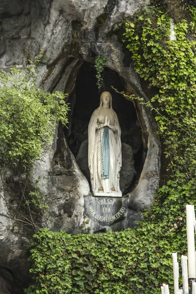 Standbeeld van onze lieve vrouw van Onbevlekte Ontvangenis met een rozenkrans in de — Stockfoto