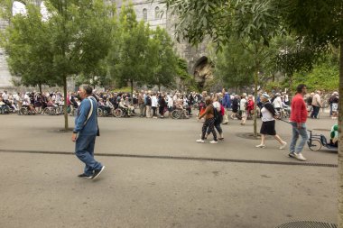 Lourdes, Fransa 24 Haziran 2019: Gönüllüler hasta olsun yardım t
