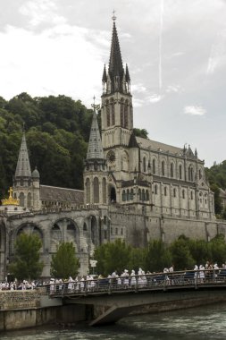 Lourdes Fransa Bazilikası görünümünü 