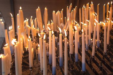 Lourdes Marian tapınağında yanan mumlar