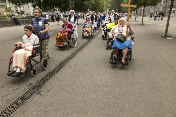 Lourdes, Francie 24. červen 2019: dobrovolníci pomáhající nemocným dostat — Stock fotografie