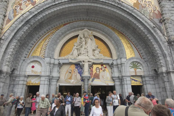 Lourdes, Frankrijk, 24 juni 2019: jongetje voor de rijkelijk — Stockfoto