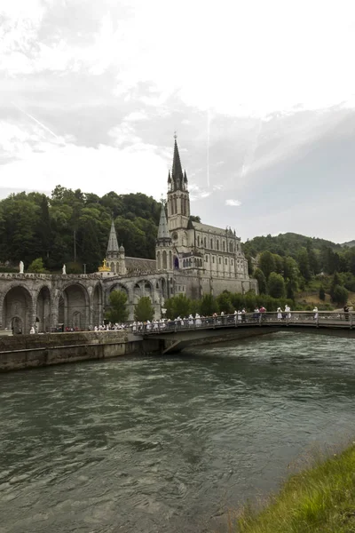 Utsikt över basilikan i Lourdes i Frankrike — Stockfoto