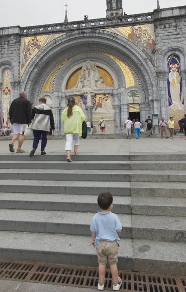 Lourdes, Frankrijk, 24 juni 2019: jongetje voor de rijkelijk — Stockfoto