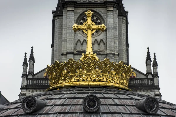 Венец и золотой крест над серым небом за куполом басов — стоковое фото