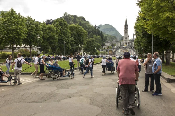 Lourdes, Frankrike 24 juni 2019: volontärer hjälpa de sjuka få t — Stockfoto