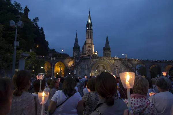 Lourdes, Frankrijk, 24 juni 2019: avond processie met kaarsen a — Stockfoto