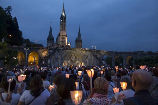 Lourdes, Francie, 24. června 2019: večerní průvod se svíčkami a — Stock fotografie