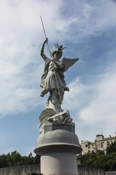 大天使マイケルは、サンの広場に設定されたドラゴンと戦う — ストック写真