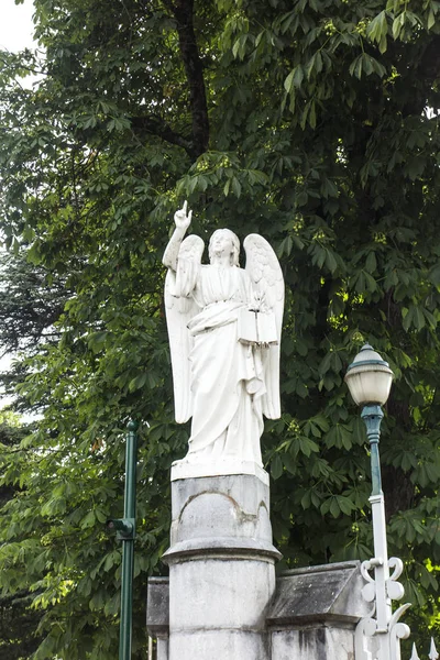 A statue of an angel placed at the entrance to the sanctuary in — Stock Photo, Image