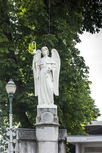 A statue of an angel placed at the entrance to the sanctuary in — Stock Photo, Image