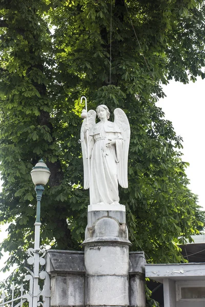 A statue of an angel placed at the entrance to the sanctuary in — Stock Photo, Image