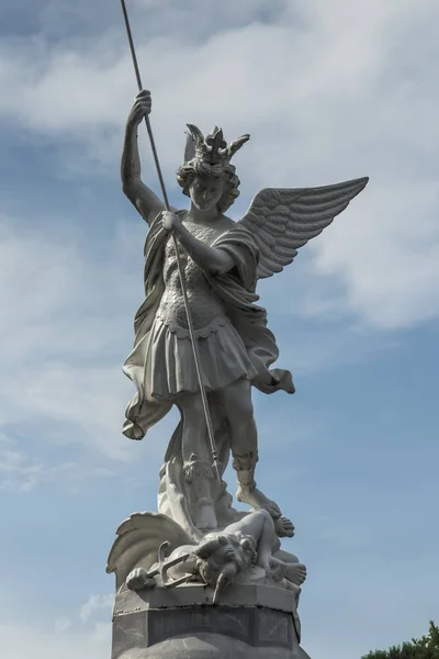 Archangel Michael bojuje s drakem na náměstí v San — Stock fotografie