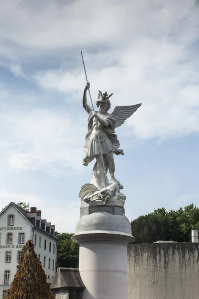 Archangel Michael bojuje s drakem na náměstí v San — Stock fotografie