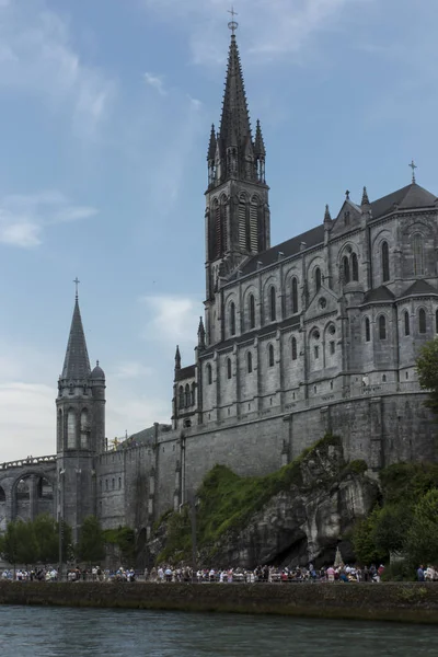 Uitzicht op de basiliek van Lourdes in Frankrijk — Stockfoto