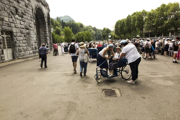 Lourdes, France June 24, 2019: Volunteers helping the sick get t — Stock Photo, Image