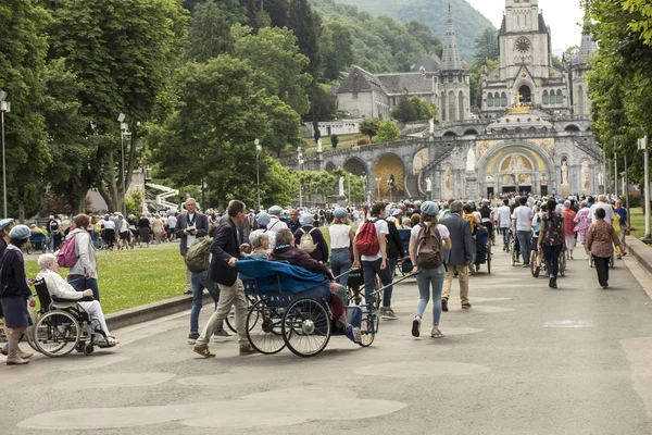 Lourdes, Frankrike 24 juni 2019: volontärer hjälpa de sjuka få t — Stockfoto