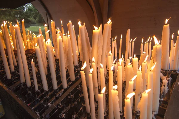 Accese candele al santuario mariano di Lourdes — Foto Stock