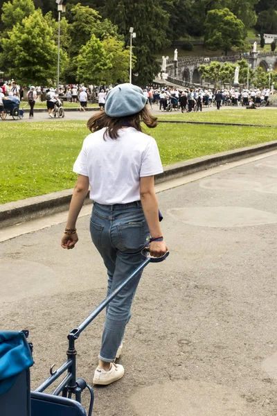 Lourdes, França 24 de junho de 2019: Voluntários ajudando os doentes a — Fotografia de Stock